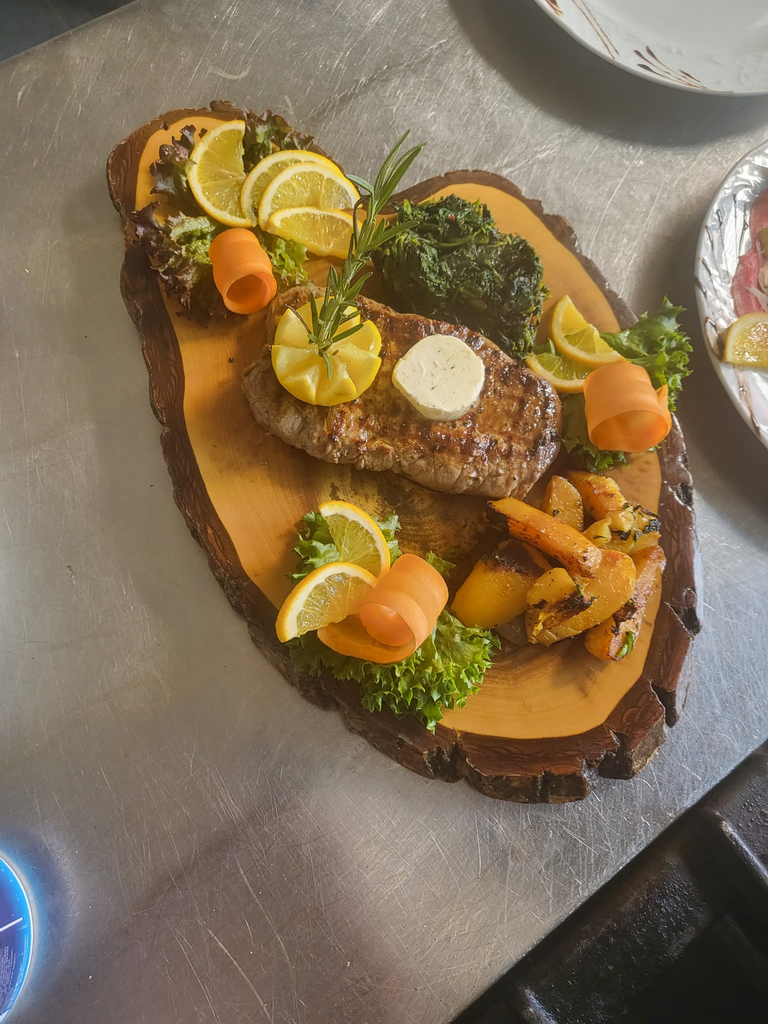 Bistecca Paganini — Rumpsteak mit Kräuterbutter und Pesto