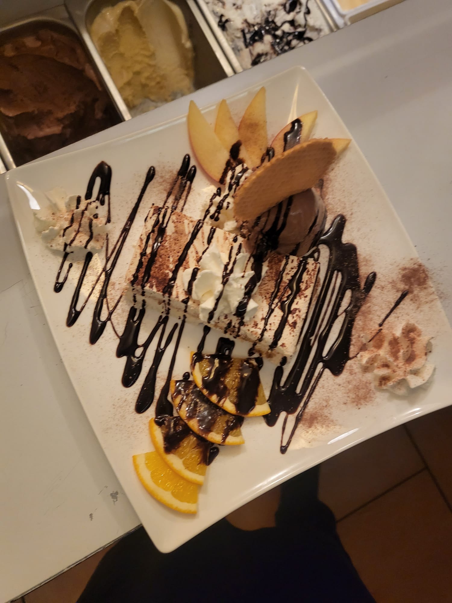 Tiramisu Paganini — mit Eis, Sahne und Schokoladensauce